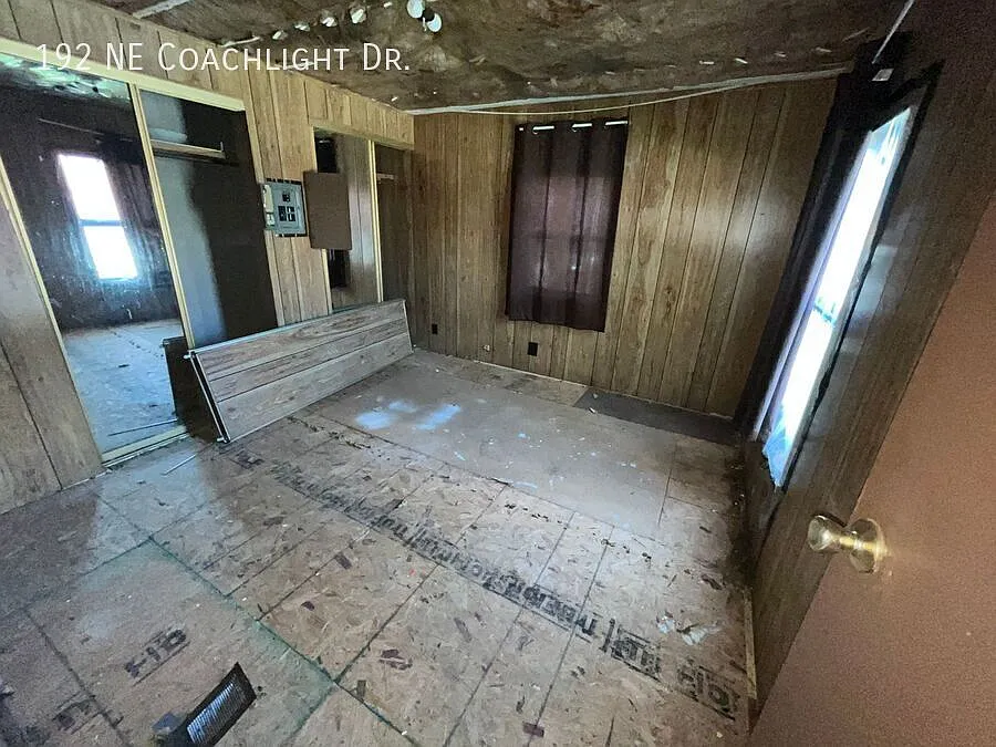 Building Photo - 192 NE Coachlight Dr
