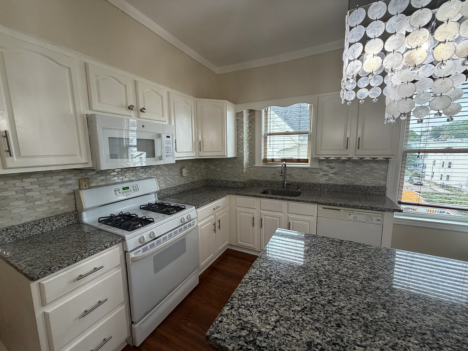 3 bed, 1100 sqft, $3,000 — Photo 3