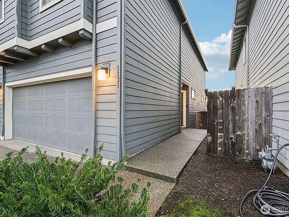 3rd image of 1121 N Auburn Place