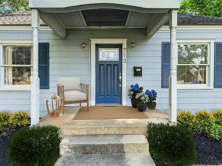 713 Sue Barnett Dr — Photo 2