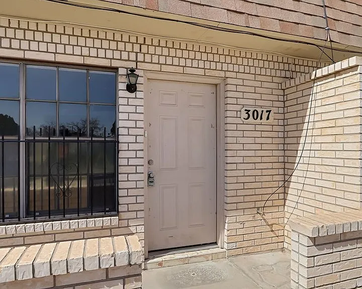 3017 E Glen Dr — Photo 2