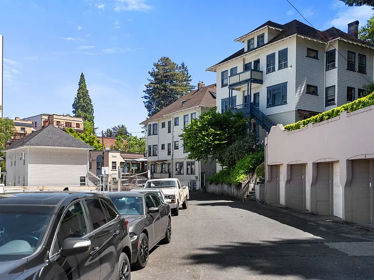 1 Bedroom with den close to SW! Walking distance to Providence Park! — Photo 40