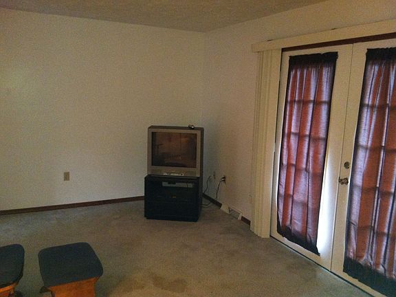 LR with dbl doors to patio