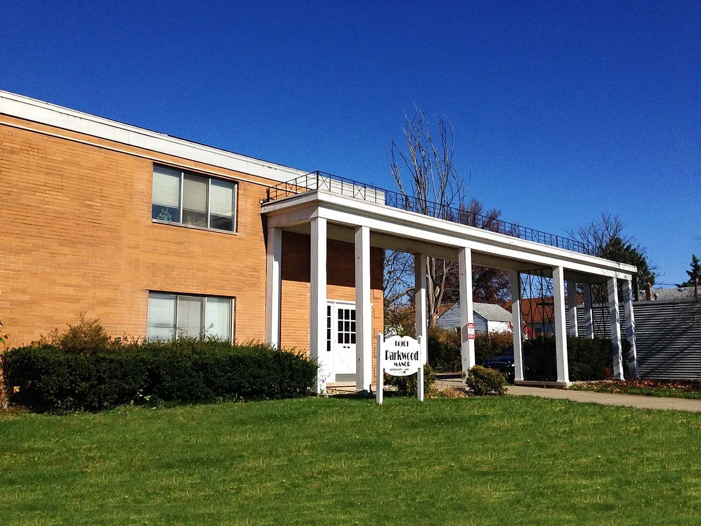 Smartland Parkwood Manor Apartments — Photo 1