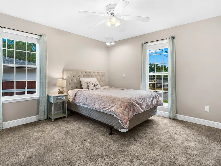 305 Lake Dr — Photo 18
