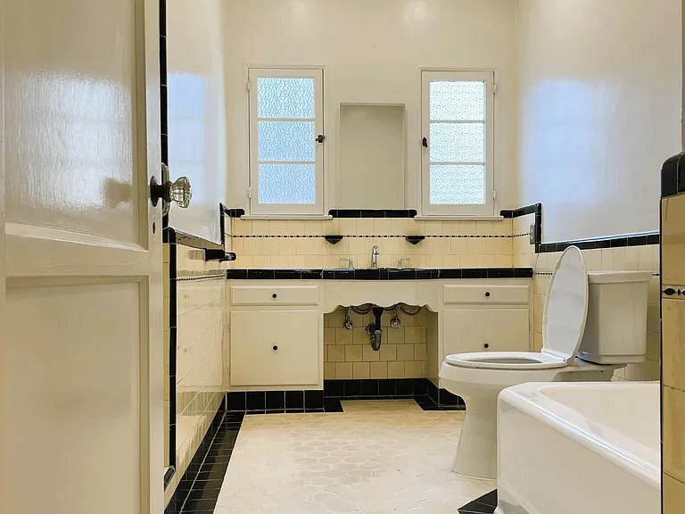 2047 N Beachwood Dr — Photo 11