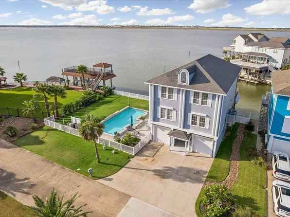 426 Sunset Cir, Tiki Island, TX 77554