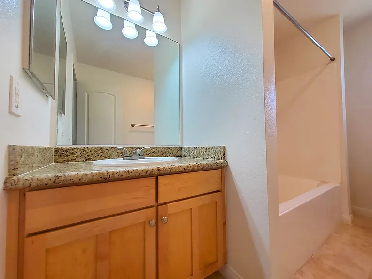 Citrus Court Apartments — Photo 20