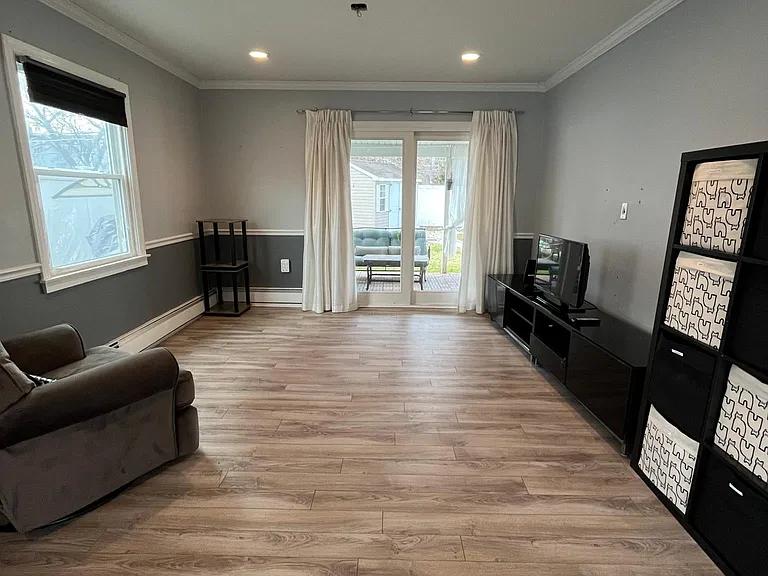 20 Quaker Ln — Photo 2
