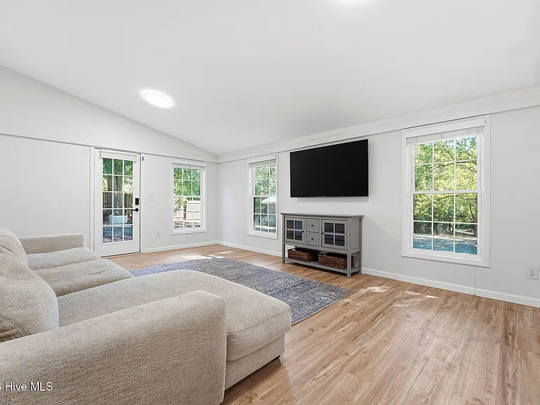 1425 Central Dr — Photo 25