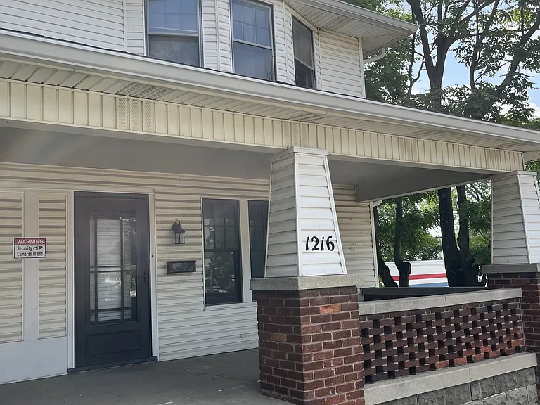 1216 N Limestone St — Photo 1
