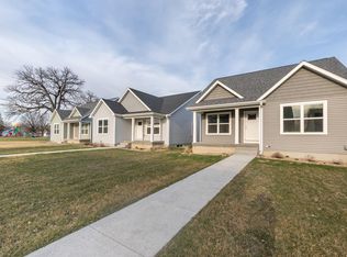114 Axlewood Dr, Waterloo, IA 50701