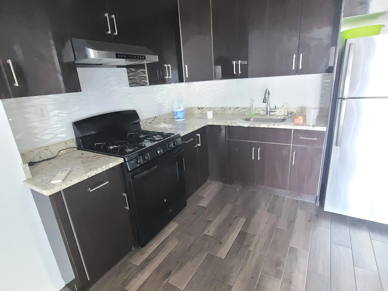 3 bed, 1100 sqft, $3,300 — Photo 2