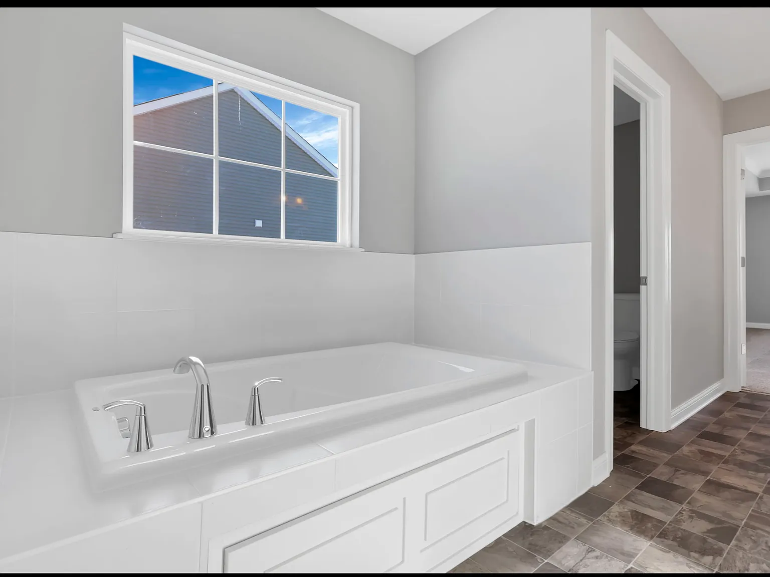 4 bed, 2.5 bath, 3200 sqft, $3,900 — Photo 3
