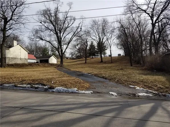 1423 Pioneer Rd, Des Moines, IA 50320