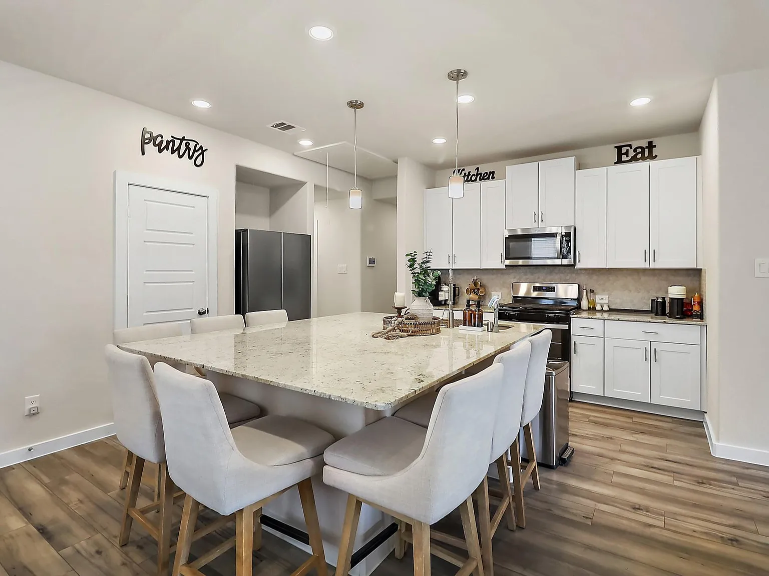 3 bed, 2.0 bath, 1277 sqft, $1,900 — Photo 2