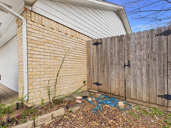 5th image of 1813 Langford St