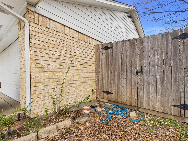 1813 Langford St — Photo 5