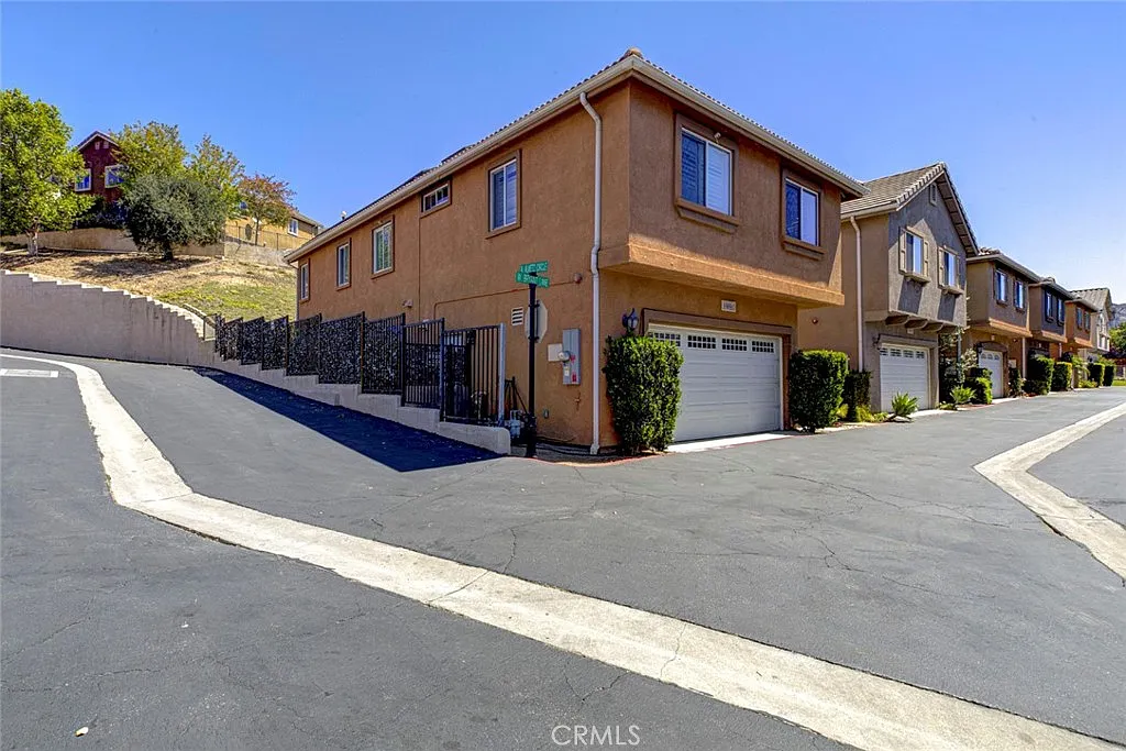 3 bed, 2050 sqft, $3,400 — Photo 2