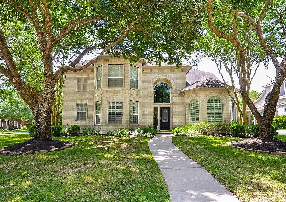 Beautiful Trendmaker home located in highly desired Green Trails! Mature trees create a park like setting. Ease of access to  walking and biking trails, community parks, Energy Corridor, West Houston Medical Center, shopping and schools.