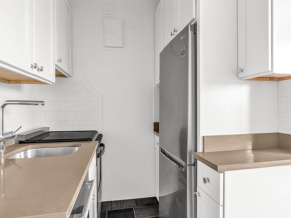 5th image of 208 W 23rd St APT 1115