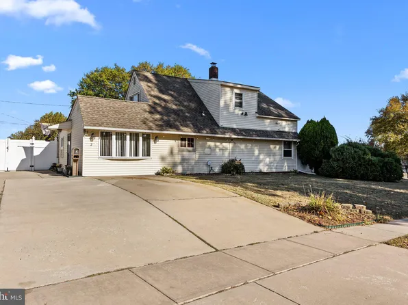 2 Aspen Ln, Levittown, PA 19055