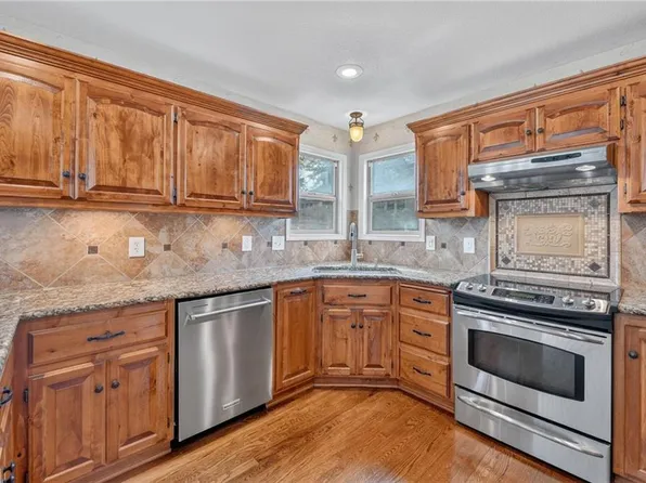6719 NW Monticello Ter, Parkville, MO 64152