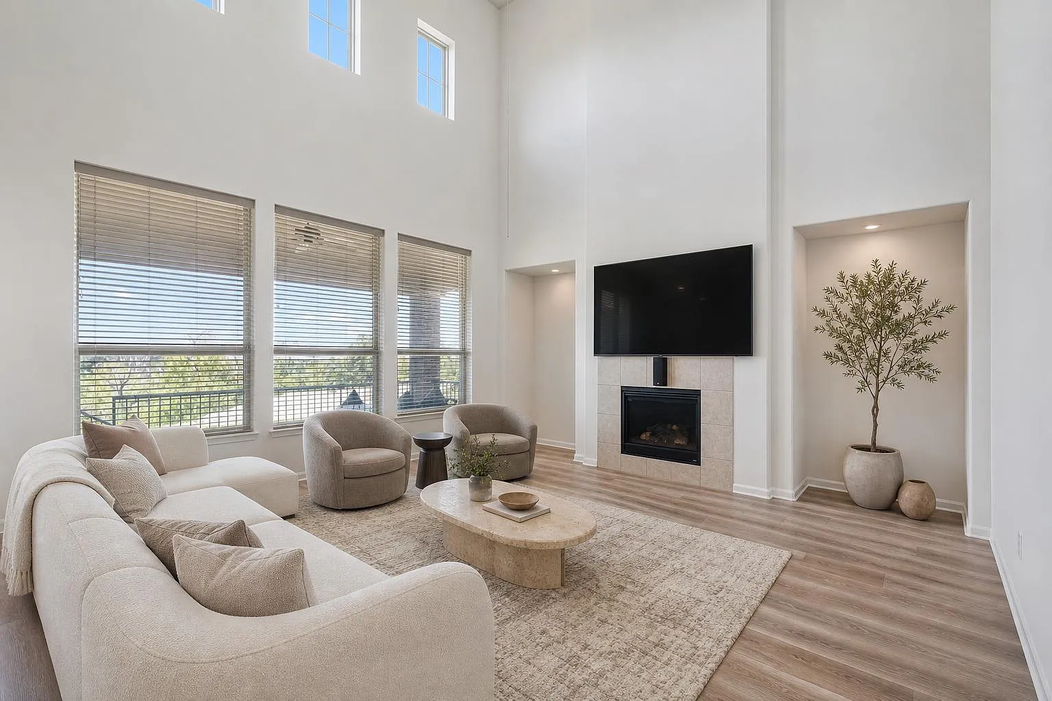 4 bed, 3.0 bath, 3269 sqft, $3,900 — Photo 2
