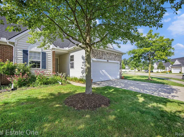 3332 Grove Ln, Auburn Hills, MI 48326