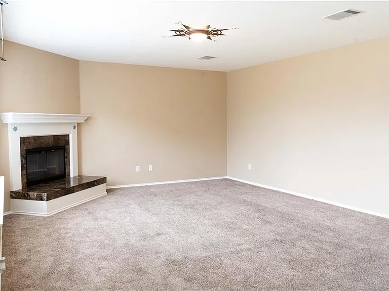 1608 Diana Dr — Photo 4