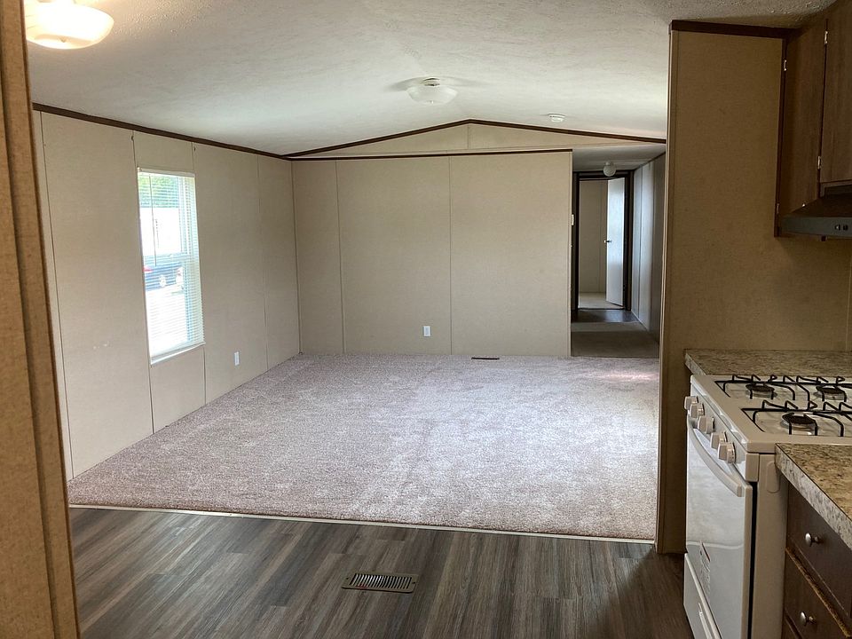 2nd image of 888 Oak Brook Pl