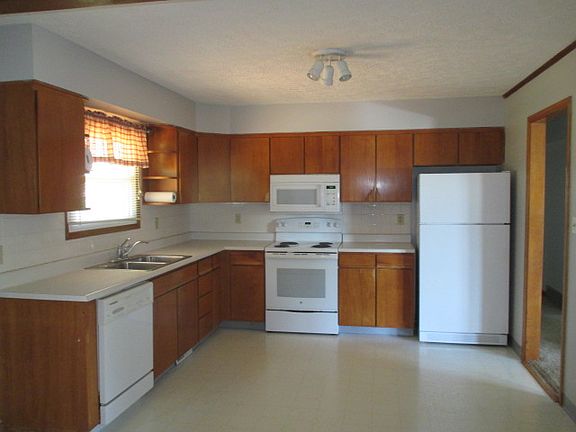 3rd image of 10 Hilltop Dr NE
