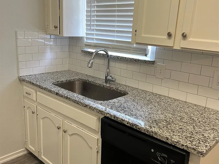 507 Hilltop Ln — Photo 3
