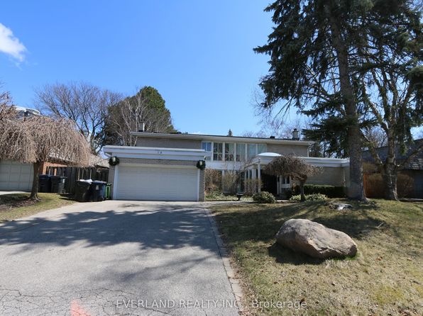 18 Silvergrove Rd #C12, Toronto, ON M2L 2N6