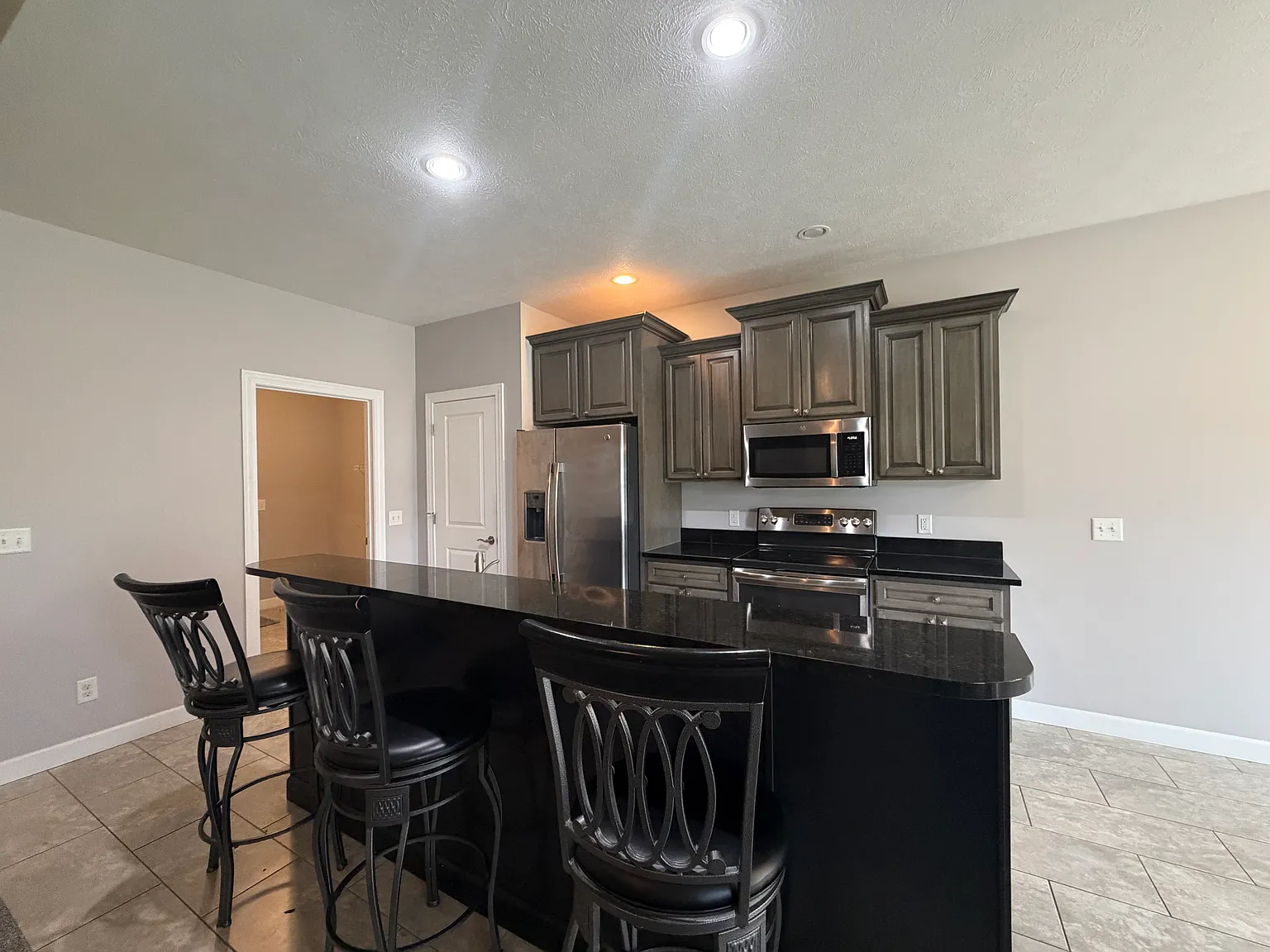 3 bed, 2500 sqft, $2,500 — Photo 4
