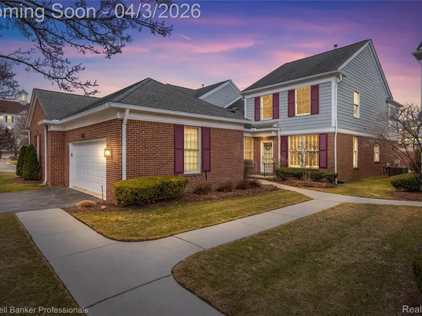 10002 Harbor Place Dr, Saint Clair Shores, MI 48080