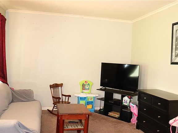 2nd image of 10 Brookhaven Dr