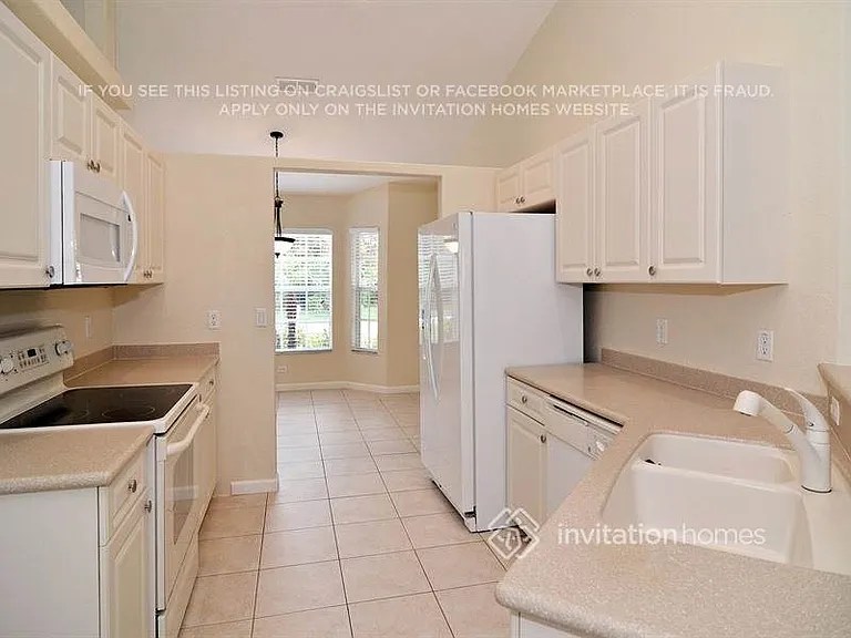 668 SE Damask Ave — Photo 6