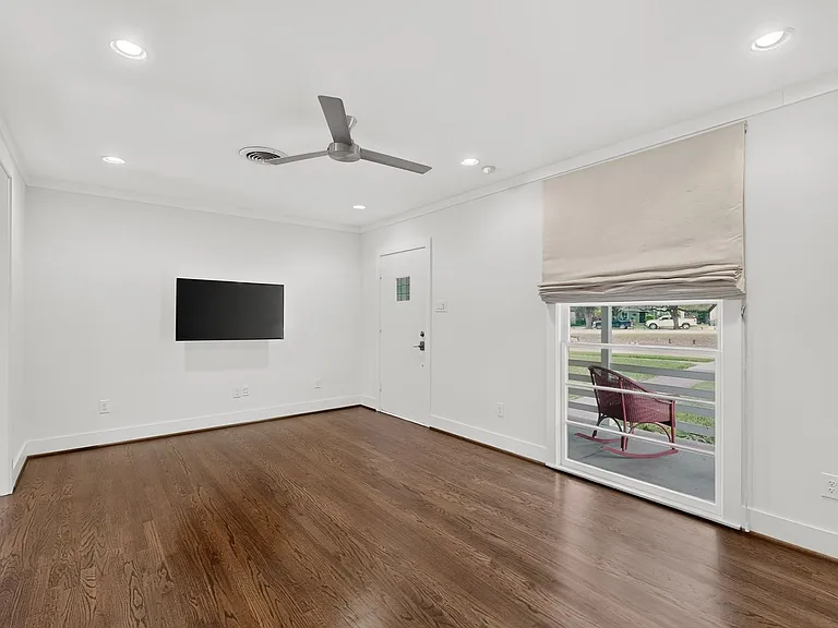 2323 Barberry Dr — Photo 10
