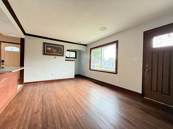 5th image of 416 14th Ave NE