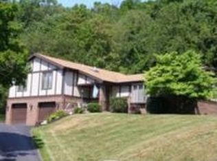 14 Airlane Dr, Coraopolis, PA 15108