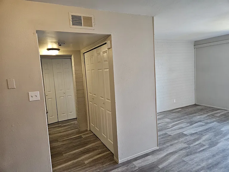 2016 W Cactus Rd #B — Photo 17