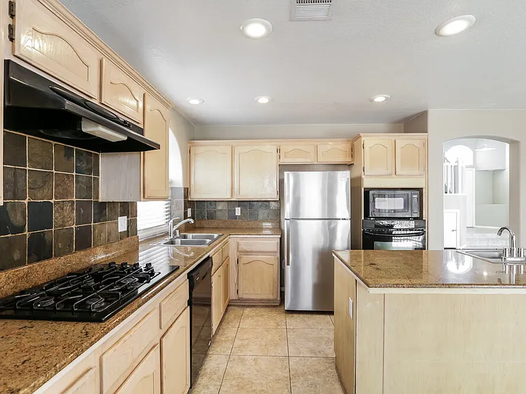 2317 Homeland St — Photo 8