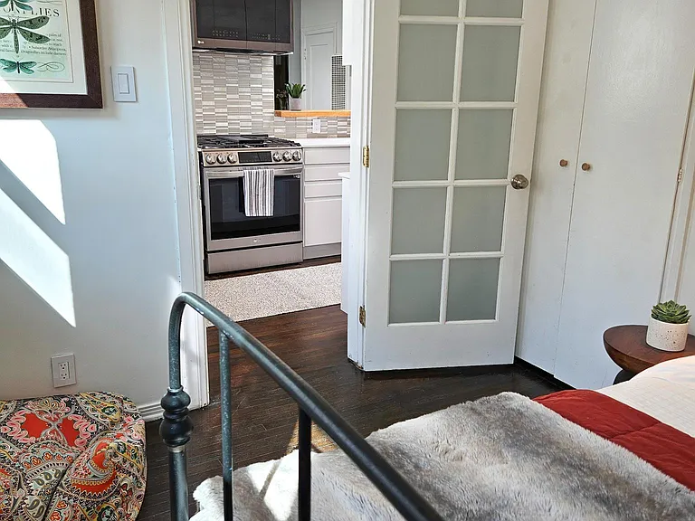 221 6th Ave — Photo 21