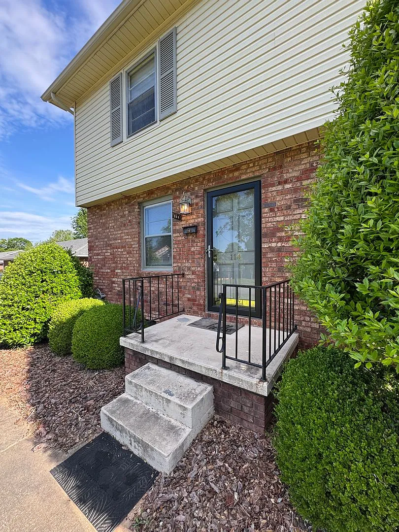 Spacious 2 Bed, 1.5 Bath Apartment in Prime Location — Photo 1