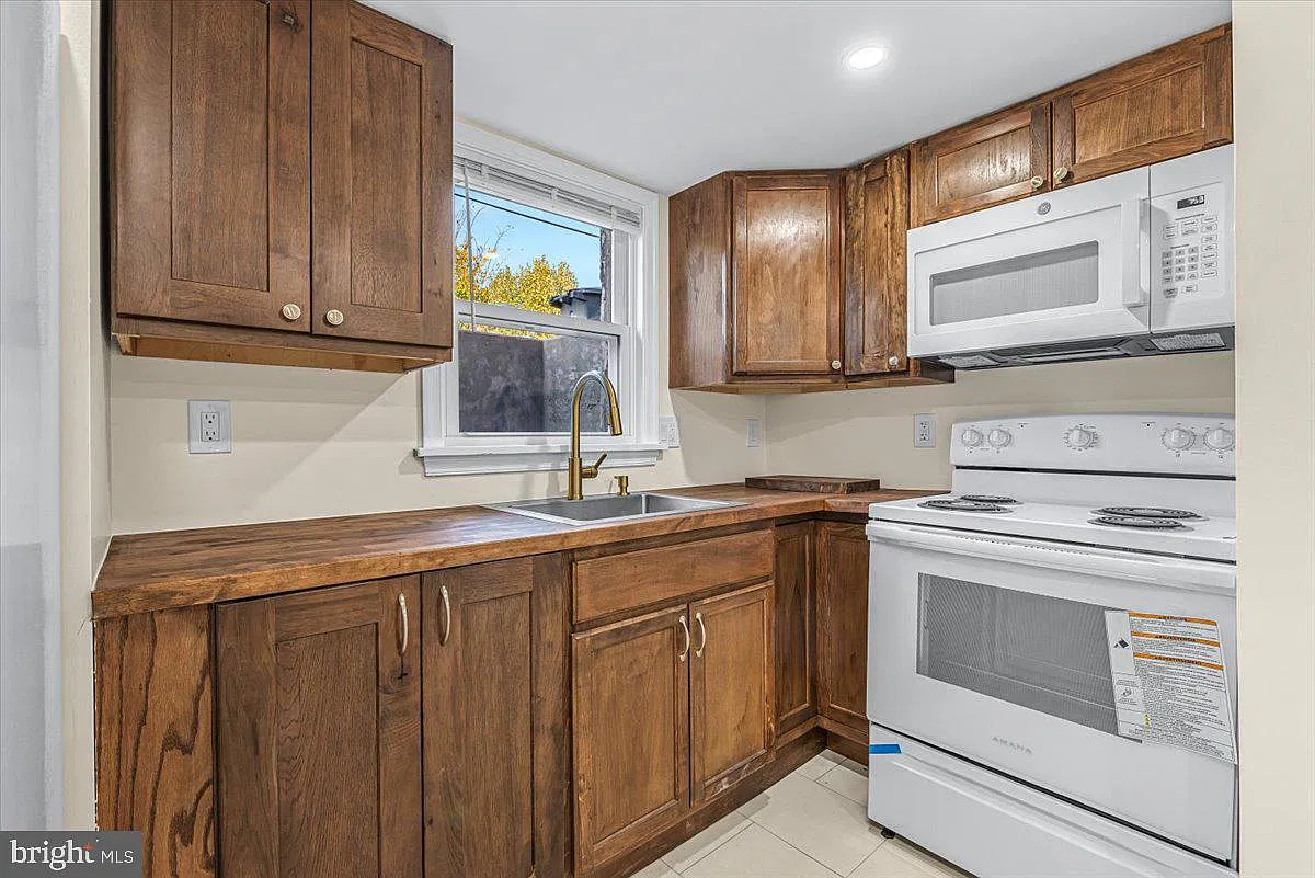 3 bed, 1.0 bath, 972 sqft, $2,000 — Photo 2