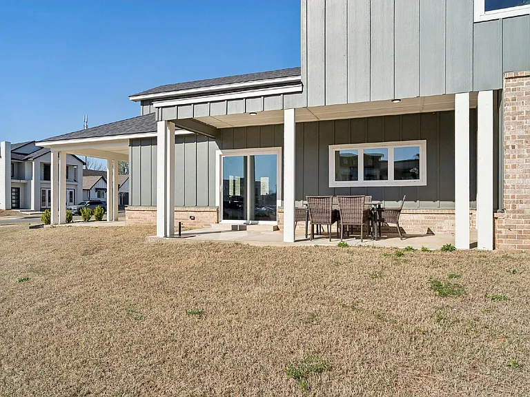 2410 W Charleston St — Photo 59