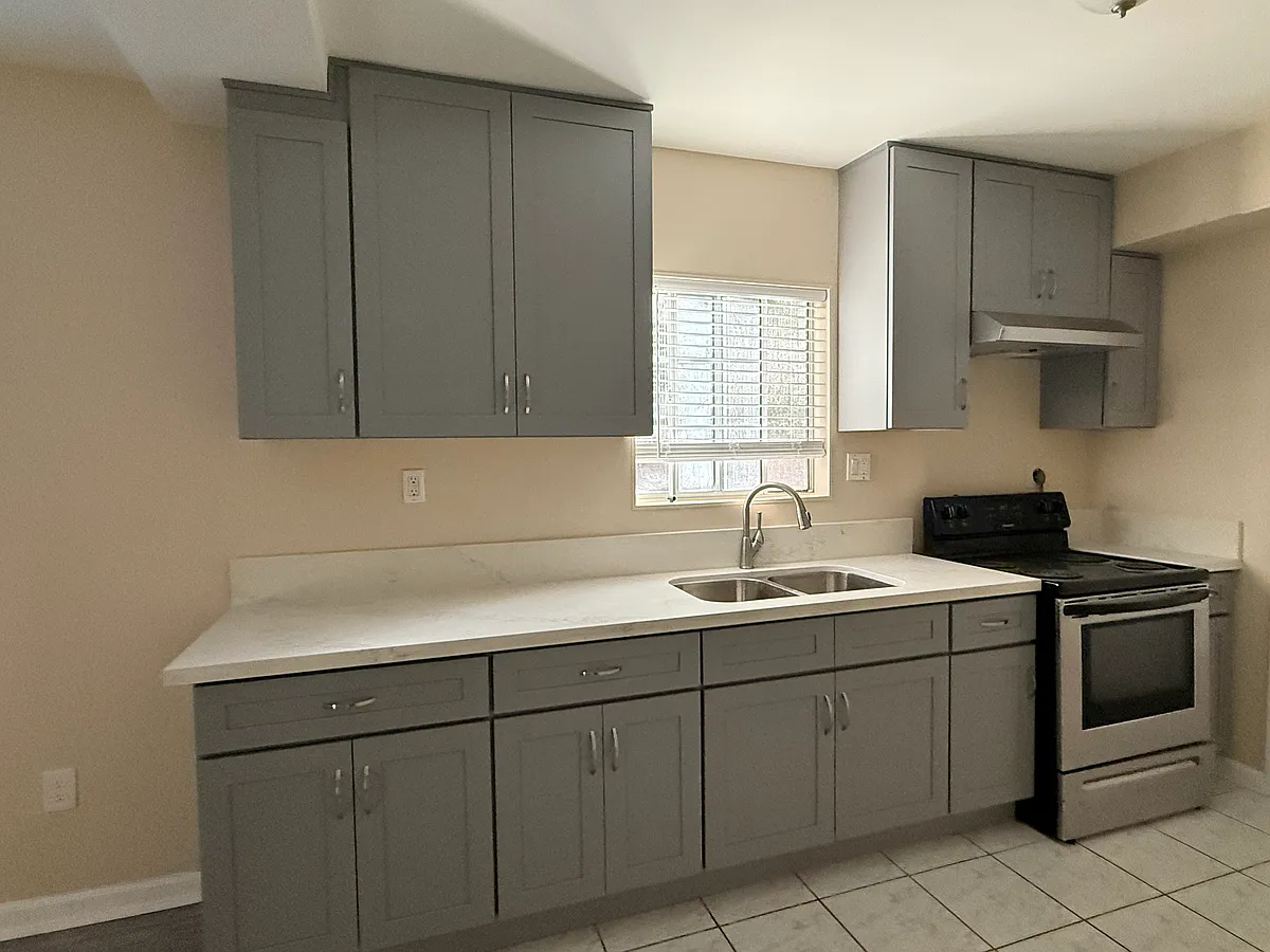 Kitchen - 929 S California Ave