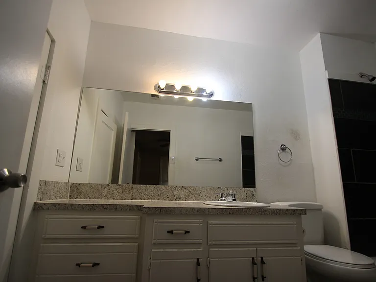 1415 W Crawford St — Photo 23