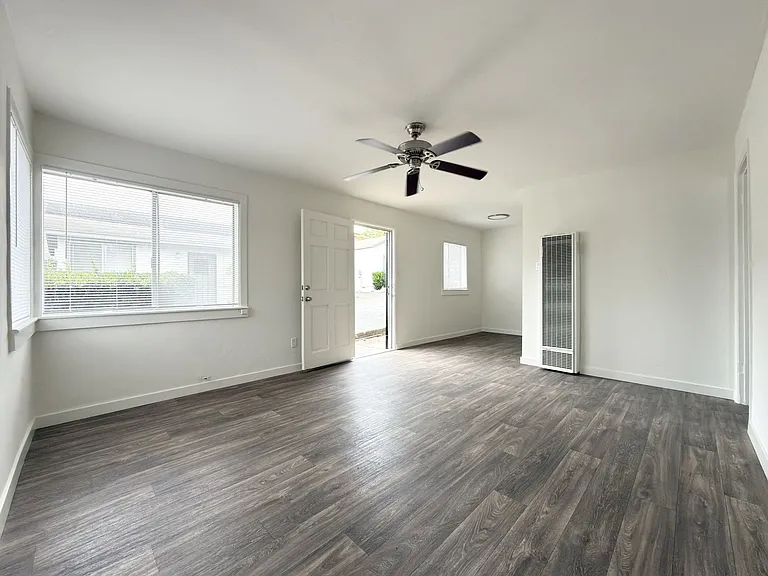 Single Level Cottage Near Downtown! — Photo 4